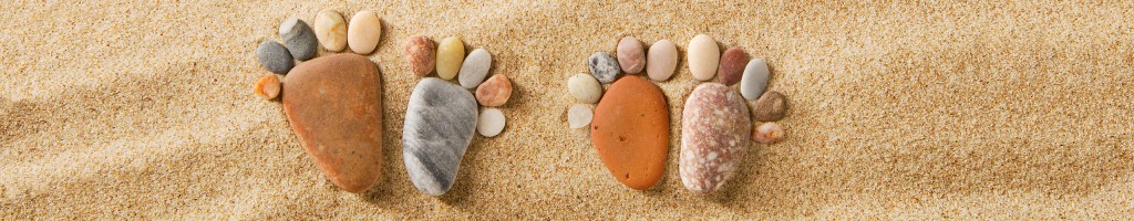 Steine im Sand als Symbol der Paartherapie